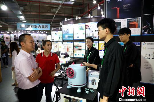 台湾大学生向来宾介绍创意产品。　李思源 摄
