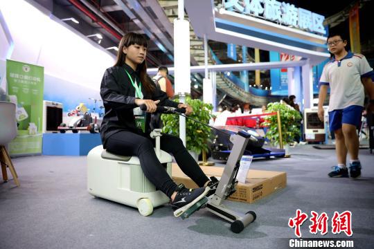 台湾选手向来宾操作展示入围作品——高龄运动器械。　李思源 摄