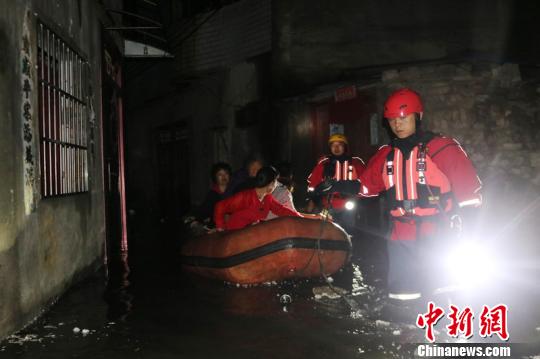 图为强降雨致村庄发生洪涝灾害，消防员营救被困民众。安顺消防支队供图