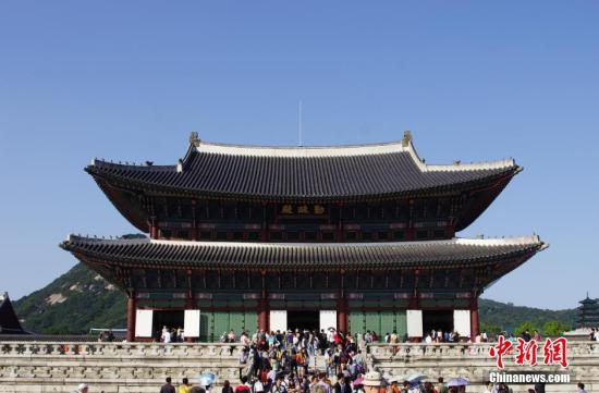 当地时间10月5日，大批游客来到景福宫参观。景福宫是朝鲜王朝(1392年-1910年)时期首尔的五大宫之一，也是朝鲜王朝的正宫，具有500余年历史。景福宫得名于中国古代《诗经》中有“君子万年，介尔景福”的诗句。 /p中新社发 贾天勇 摄
