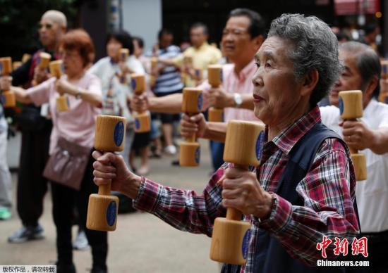 当地时间9月15日，日本东京巢鸭区，日本老人们手持木质哑铃齐跳“广场舞”宣传健康活动以此庆祝敬老日的到来。