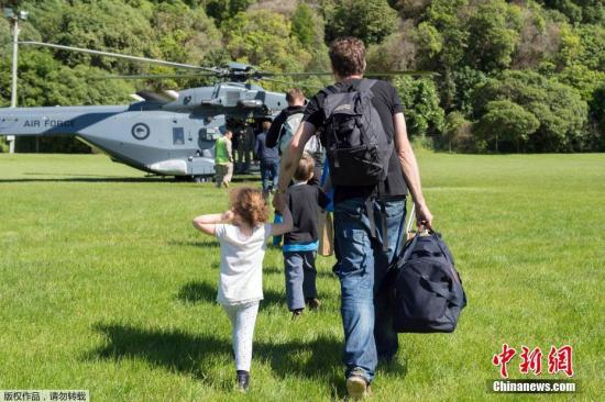 当地时间11月15日，新西兰凯库拉凯库拉(Kaikoura)被困的游客乘坐军用直升机撤离。新西兰南岛中部地区当地时间14日凌晨发生里氏7.5级地震，地震已造成2人死亡。