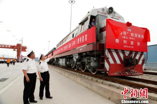 这是山东省首次开行纳入中国铁路总公司欧亚班列方案的东南亚方向的国际班列。　孙伟东 摄