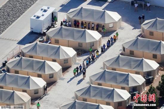 资料图：当地时间2018年6月25日消息，由于特朗普政府打击非法移民，6周内，大约有2000名儿童在美国南部边境被迫与父母分离。在美国与墨西哥边境地区Tornillo，有一座移民儿童“帐篷城”。据悉，数千名被迫与父母分离的移民儿童，被安置在这座“帐篷城”内。