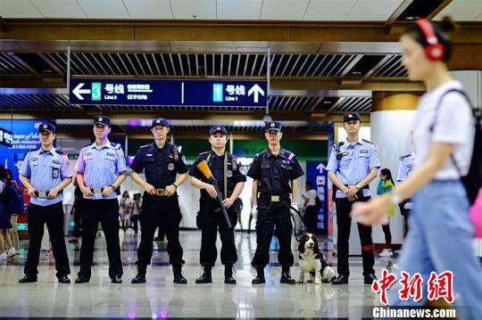 图为南京地铁公安民警列队。江苏警方供图