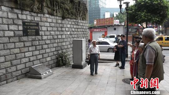 图为重庆大轰炸民间对日索赔团成员代表在重庆大轰炸“六五大隧道惨案”遗址前举行壮行仪式。　肖江川 摄